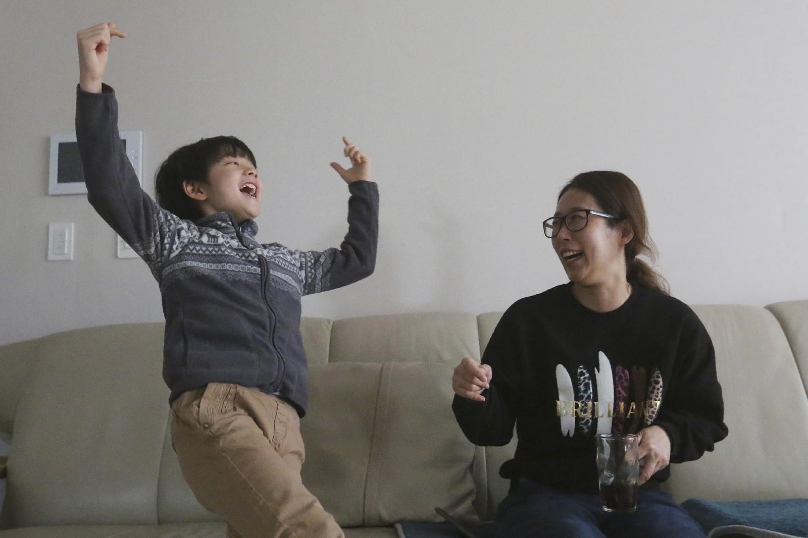 Sul-coreanos comemoram vitória inédita do país no Oscar; veja FOTOS