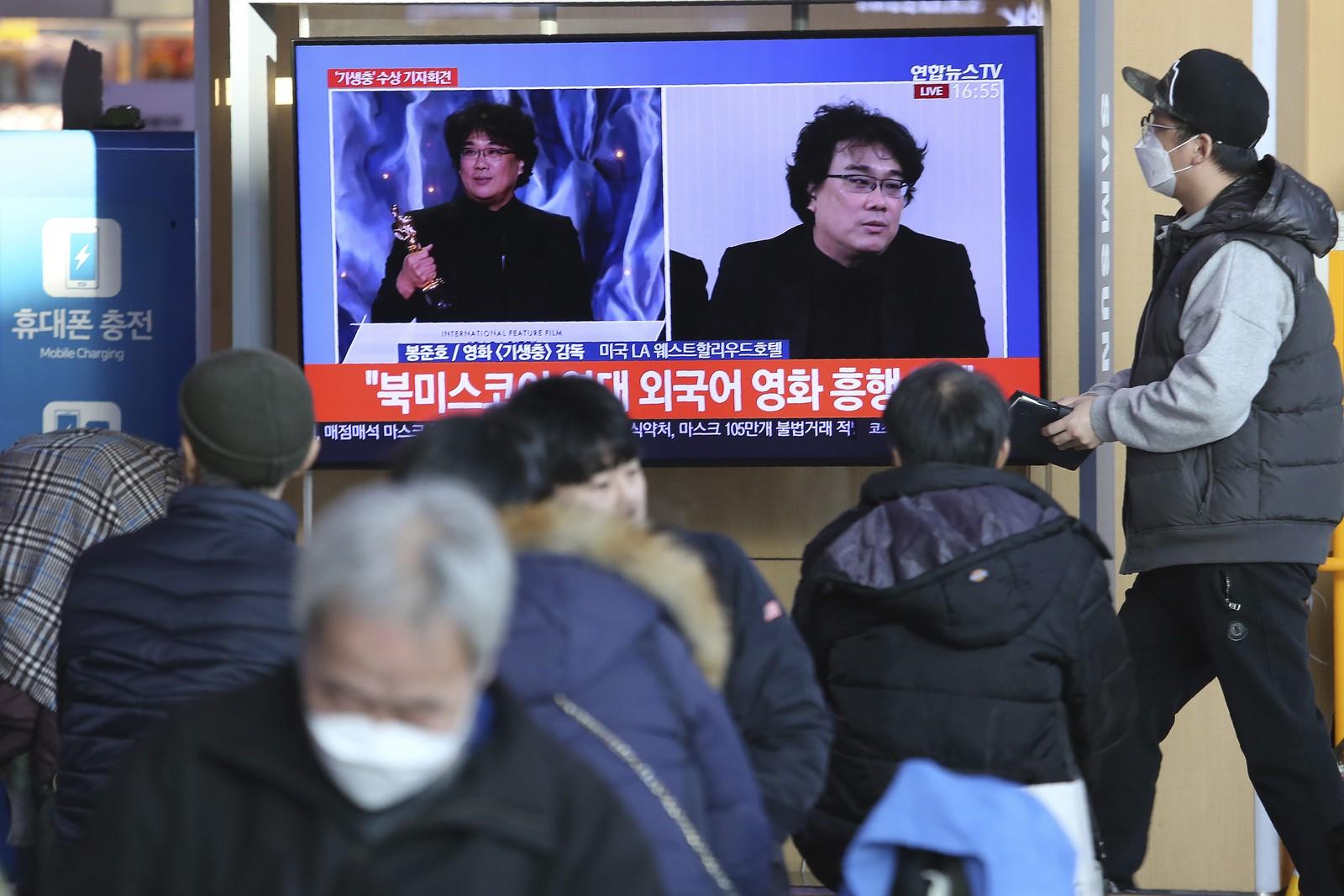 Sul-coreanos comemoram vitória inédita do país no Oscar; veja FOTOS