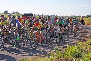 Cerca de 400 ciclistas participaram ontem do 3º Pedal do Torresmo 