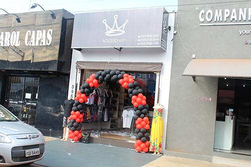 Acesso Vip inaugura no município e oferta roupas masculinas, femininas e artigos eletrônicos