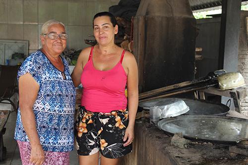 Mãe e filha mantêm viva a tradição da família ao produzir rapadura