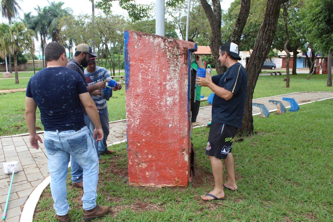 Vereadores iniciam pintura na Praça Barbosa