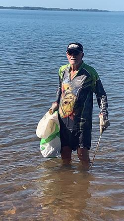 Com apoio de voluntários, associação retira volume aproximado de nove caçambas de lixo das margens de rios 