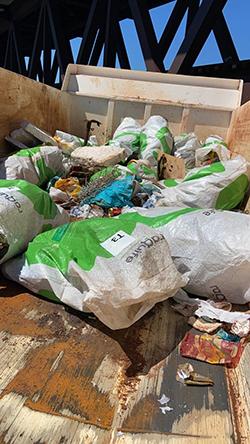 Com apoio de voluntários, associação retira volume aproximado de nove caçambas de lixo das margens de rios 