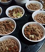 Casal doa refeições para população vulnerável em Aparecida do Taboado