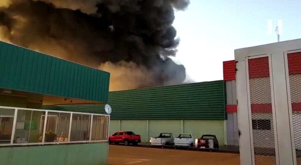 Corpo de Bombeiros de Aparecida do Taboado apoia combate a incêndio em indústria em Santa Fé do Sul