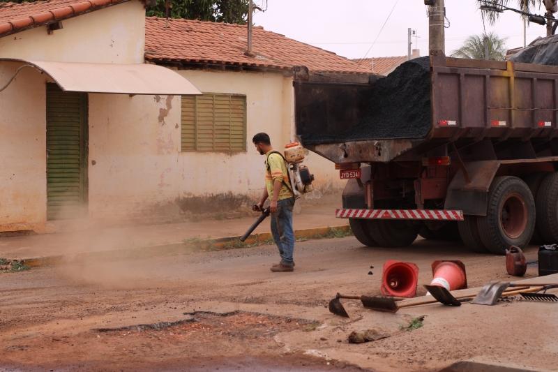 Prefeitura aplica mais de 250 toneladas de massa asfáltica em operação tapa-buracos e prefeito acompanha execução do serviço