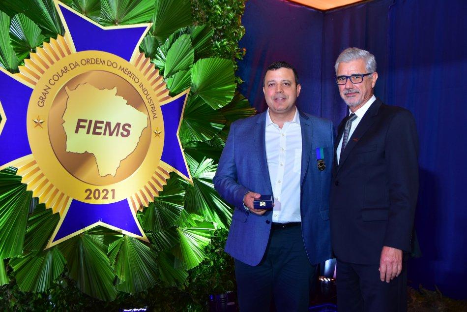 Diretor da Gala e Pais & Filhos, Faber Lalucci, recebe Medalha da Ordem do Mérito Industrial na FIEMS