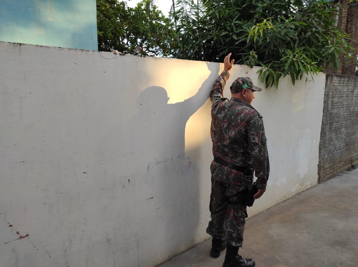 Policia Militar Ambiental autua homem por maus-tratos ao jogar filhotes de gato sobre muro