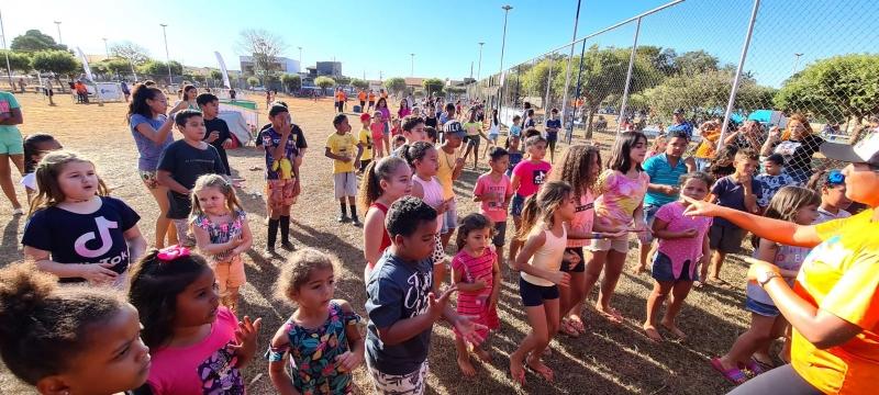 Mais de 400 crianças e adultos prestigiaram o projeto “Brincando na Praça”