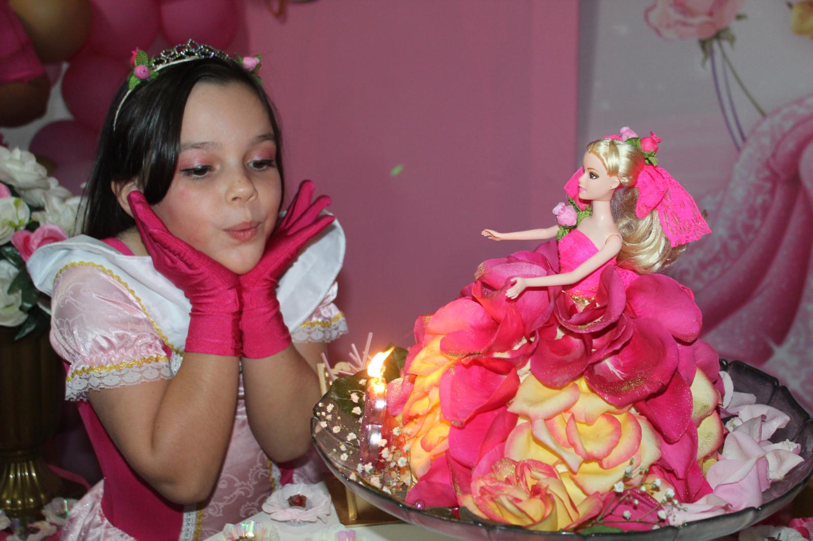 Luna Maria comemora 8 anos ao lado de família e amigos em festa temática
