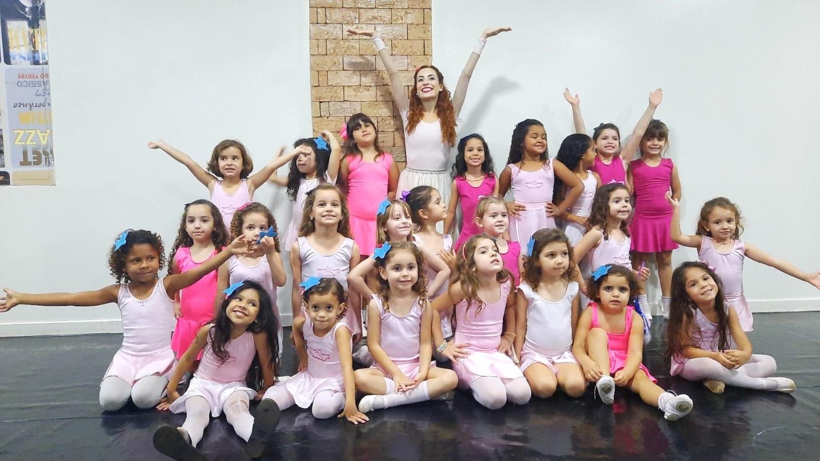 Escola de Dança Studio de Artes Manoela Jasques recebe bailarinas para workshop profissional